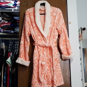 NEW -Robe